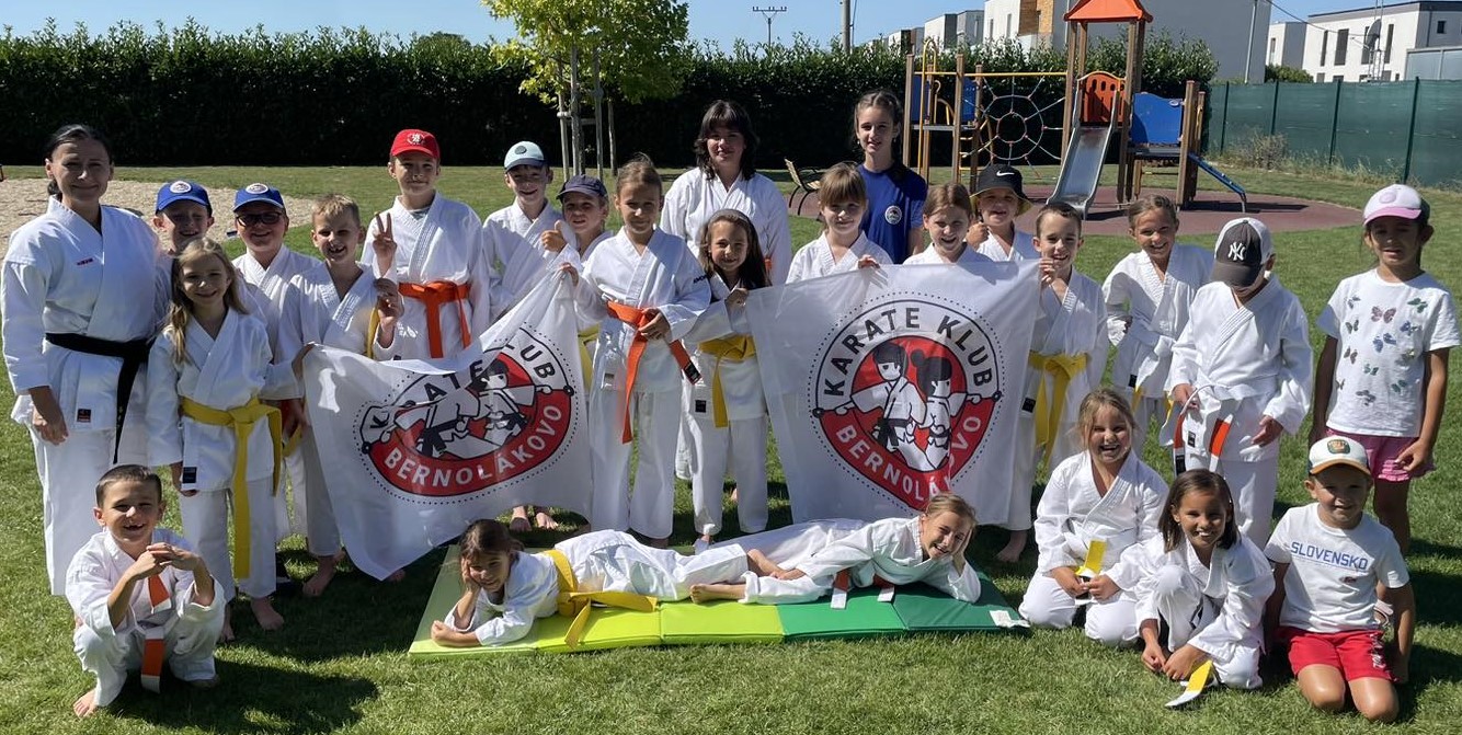 Deti z Karate klubu Bernolákovo s klubovými vlajkami