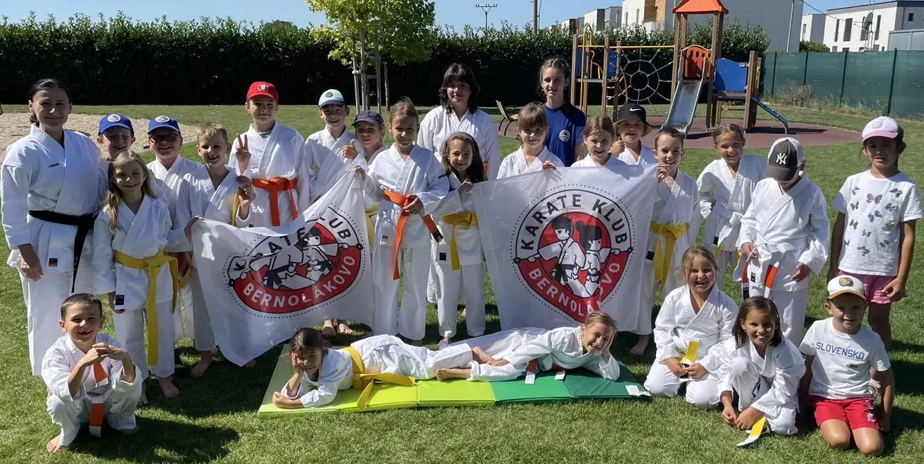 Deti z Karate klubu Bernolákovo s klubovými vlajkami